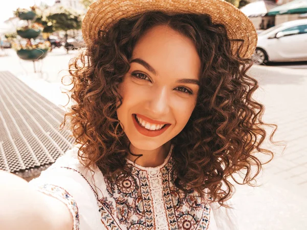 Beau Modèle Souriant Avec Coiffure Afro Boucles Habillé Robe Blanche — Photo