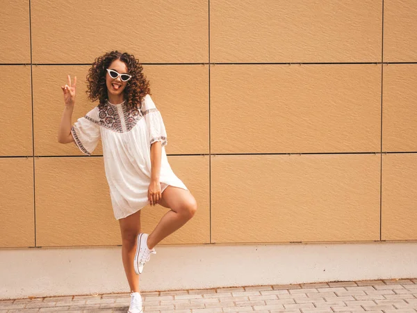 Modelo Sorridente Bonito Com Afro Cachos Penteado Vestido Verão Hipster — Fotografia de Stock