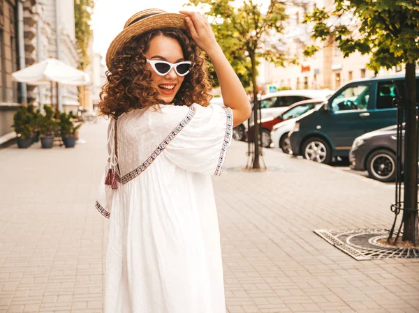 Modelo Sorridente Bonito Com Afro Cachos Penteado Vestido Verão Hipster — Fotografia de Stock