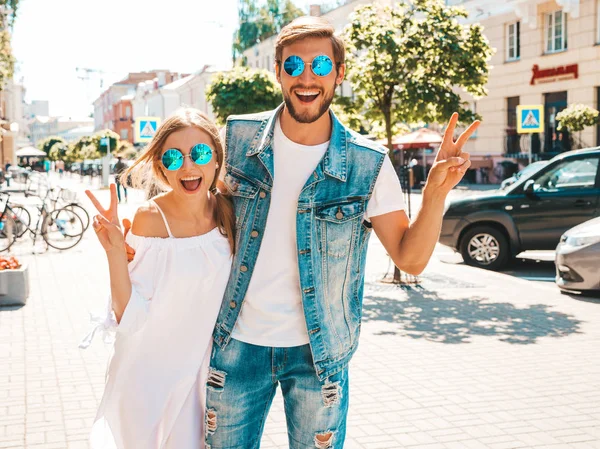 Sorrindo Menina Bonita Seu Namorado Bonito Mulher Vestidos Verão Casuais — Fotografia de Stock