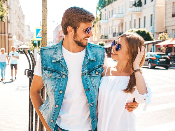 Sorrindo Menina Bonita Seu Namorado Bonito Mulher Vestido Verão Casual — Fotografia de Stock