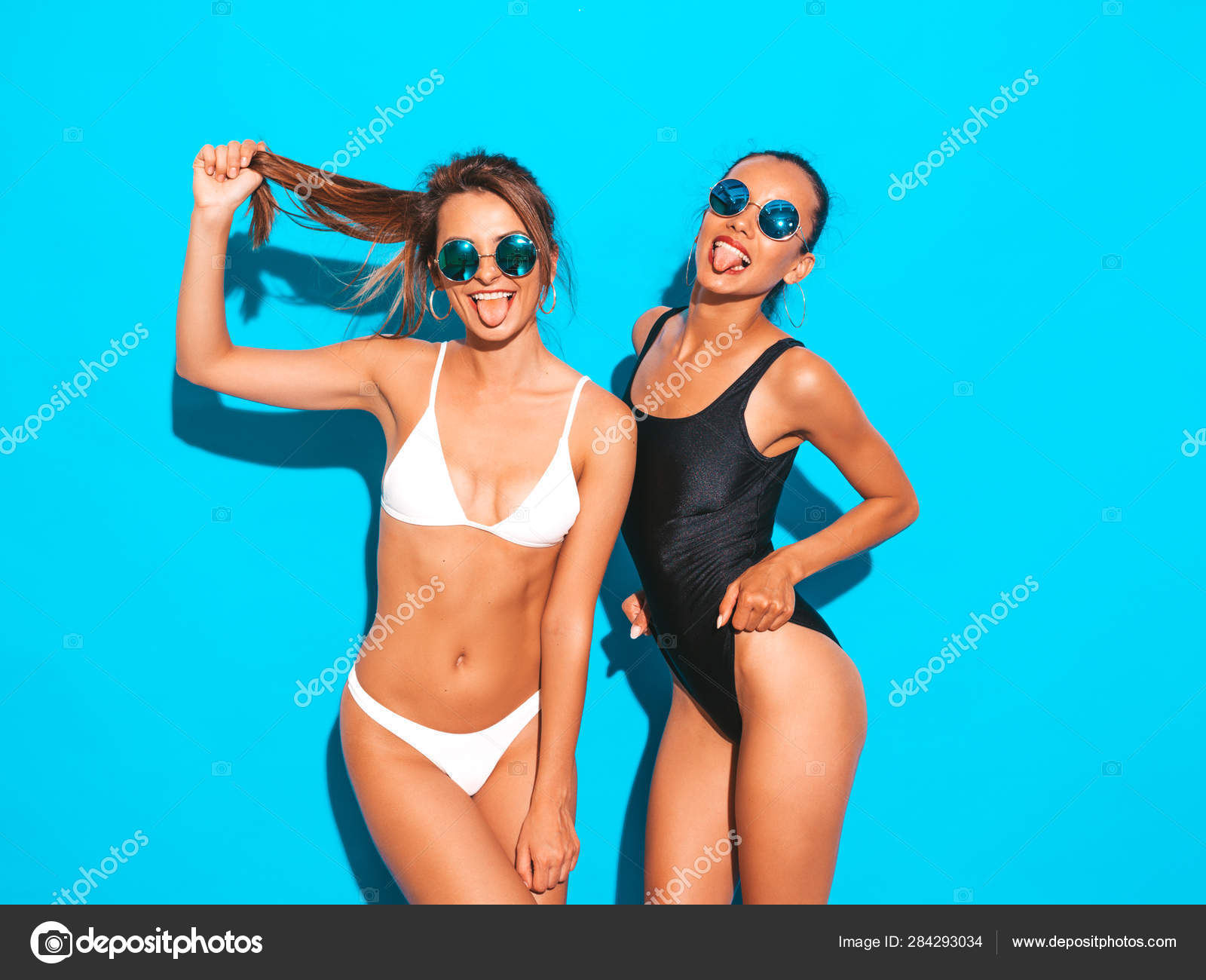 Retrato Dos Hermosas Mujeres Hipster Sonrientes Sexy Trajes Baño Verano  Ilustración de stock #284293034 de ©alexhalay, image size:1600x1300