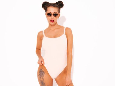 Güneş gözlüğü kırmızı dudaklar ile Genç güzel seksi hipster kadın. Yaz mayo mayo moda kız. Pozitif kadın deliriyordu. Komik model beyaz izole. İki boynuz