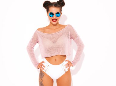 Güneş gözlüğü kırmızı dudaklar ile Genç güzel seksi gülümseyen hipster kadın. Yaz mayo giysileri trendy kız. Pozitif kadın deliriyordu. Komik model beyaz izole. İki boynuz