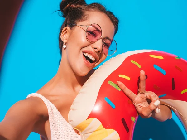 Joven Hermosa Sexy Mujer Hipster Sonriente Gafas Sol Chica Moda — Foto de Stock