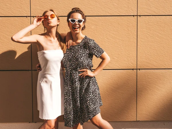Duas Jovens Meninas Bonitas Sorridentes Hipster Vestidos Verão Moda Sexy — Fotografia de Stock