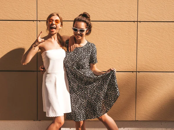 Dos Jóvenes Hermosas Chicas Hipster Sonrientes Vestidos Verano Moda Sexy —  Fotos de Stock