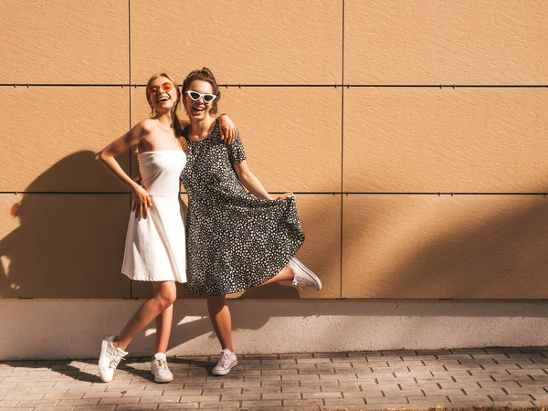 Due Giovani Belle Ragazze Hipster Sorridenti Abiti Estivi Alla Moda — Foto Stock