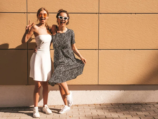 Dos Jóvenes Hermosas Chicas Hipster Sonrientes Vestidos Verano Moda Sexy — Foto de Stock