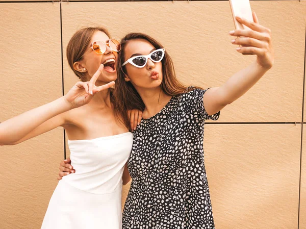 Deux Jeunes Hipsters Souriantes Vêtues Été Filles Prenant Selfie Autoportrait — Photo