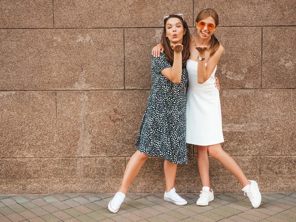 Deux Jeunes Belles Filles Hipster Souriantes Robes Été Mode Sexy — Photo