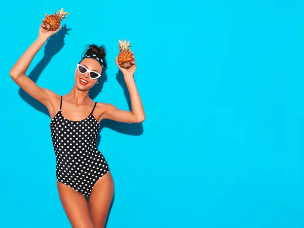 Porträt Eines Lächelnden Brünetten Mädchens Sommererbsen Badeanzug Und Sonnenbrille Sexy — Stockfoto