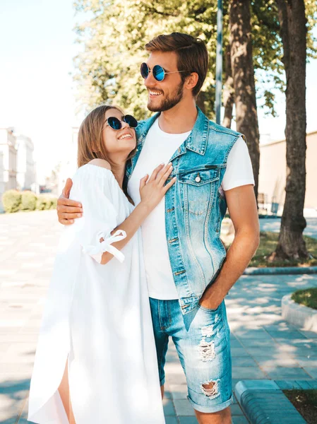 Sorrindo Menina Bonita Seu Namorado Bonito Mulher Vestido Verão Casual — Fotografia de Stock