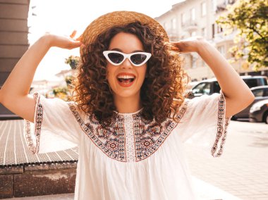 Yaz hipster beyaz elbise giymiş afro bukleler saç modeli ile güzel gülümseyen model. Seksi kaygısız kız sokakta poz. Trendy ve pozitif kadın güneş gözlüğü eğlenmek