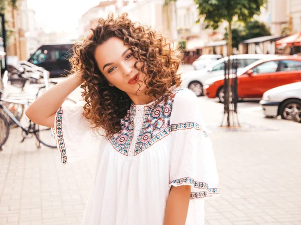 Portret Pięknej Uśmiechniętej Modelki Afro Loki Fryzura Ubrana Letni Hipster — Zdjęcie stockowe