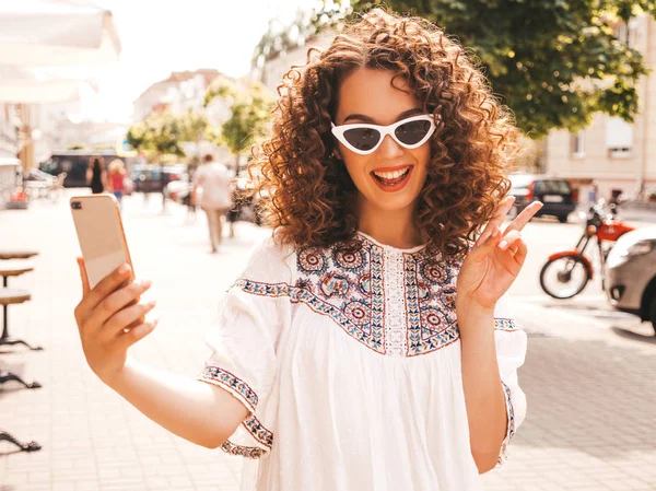 Vacker Leende Modell Med Afro Lockar Frisyr Klädd Sommar Hipster — Stockfoto