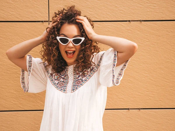 Modelo Sorridente Bonito Com Afro Cachos Penteado Vestido Verão Hipster — Fotografia de Stock