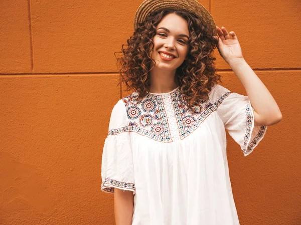 Modelo Sorridente Bonito Com Afro Cachos Penteado Vestido Verão Hipster — Fotografia de Stock