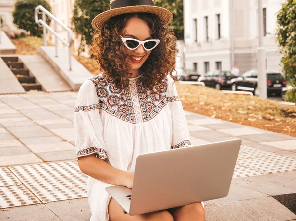 Hermosa Modelo Sonriente Con Afro Rizos Peinado Verano Hipster Vestido — Foto de Stock