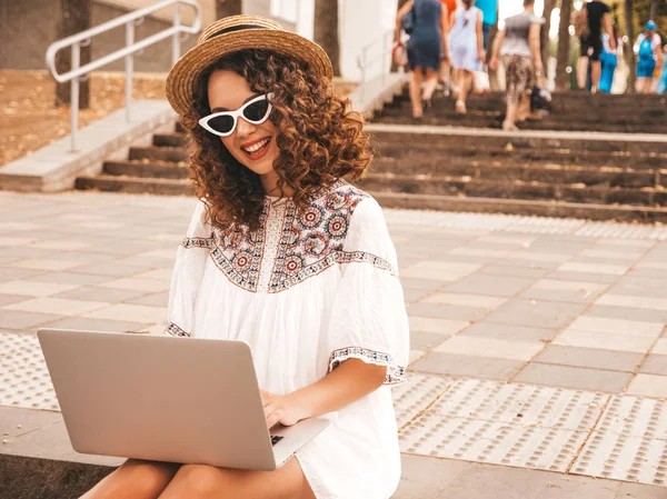 Hermosa Modelo Sonriente Con Afro Rizos Peinado Verano Hipster Vestido — Foto de Stock