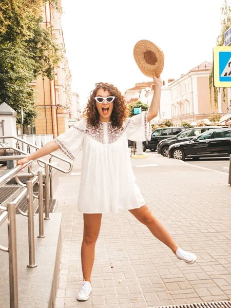 Vacker Leende Modell Med Afro Lockar Frisyr Klädd Sommar Hipster — Stockfoto