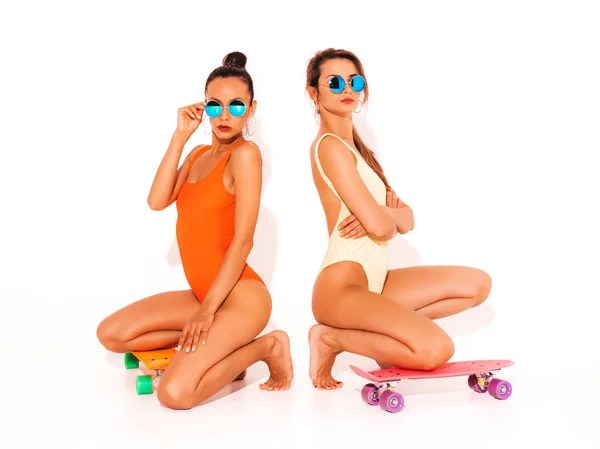 Dwie Piękne Seksowne Kobiety Uśmiechnięte Hipster Letnich Kolorach Kąpielowych Stroje — Zdjęcie stockowe