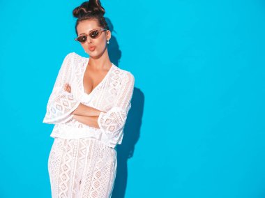 Hortlak saç modeli ile genç güzel seksi gülümseyen kadın Portresi. Güneş gözlüğü rahat yaz beyaz hipster takım elbise moda kız. Sıcak model mavi izole. Ördek surat yapar