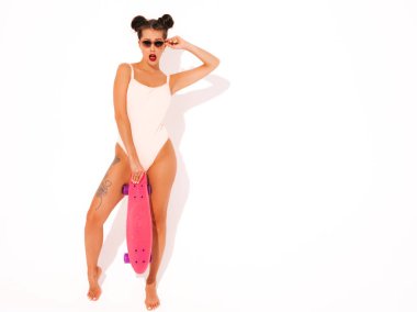 Güneş gözlüğü kırmızı dudaklar ile Genç güzel seksi gülümseyen hipster kadın. Yaz mayo mayo moda kız. Pozitif kadın pembe kuruş kaykay ile deli gidiyor, beyaz izole. İki boynuz