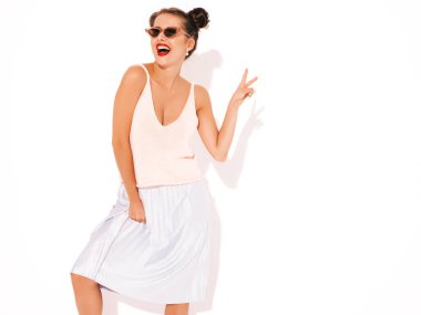 Kameraya bakan genç güzel kadın. Gündelik yazlık kıyafetler gösteren trendy kız. Pozitif kadın yüz duygularını gösterir. Komik model beyaz izole