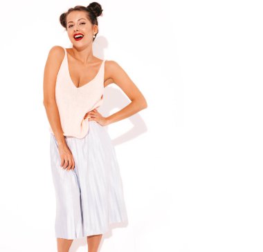 Kameraya bakan genç güzel kadın. Gündelik yazlık kıyafetler gösteren trendy kız. Pozitif kadın yüz duygularını gösterir. Komik model beyaz izole