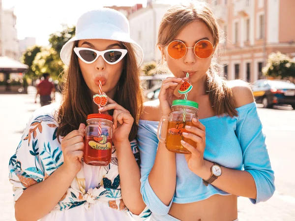 Två Unga Vackra Leende Hipster Flickor Trendiga Sommarkläder Och Panamahatt — Stockfoto
