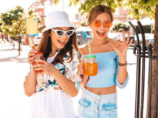 Dos Jóvenes Hermosas Chicas Hipster Sonrientes Ropa Verano Moda Sombrero — Foto de Stock