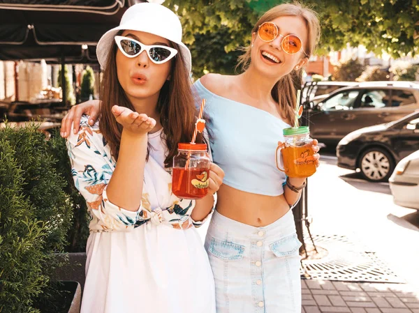 Duas Jovens Bonitas Meninas Hipster Sorridentes Moda Roupas Verão Panamá — Fotografia de Stock