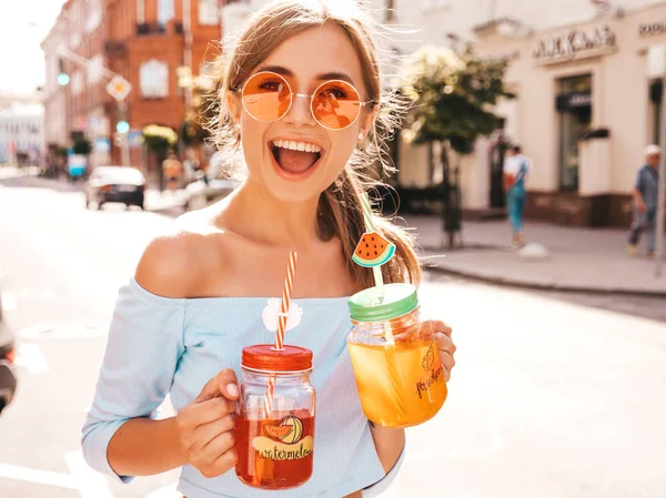 Ung Vacker Leende Hipster Kvinna Solglasögon Flicka Sommar Trendiga Kläder — Stockfoto