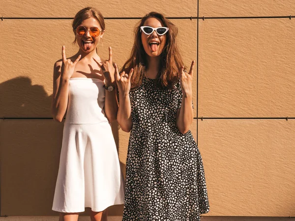 Duas Jovens Meninas Bonitas Sorridentes Hipster Vestido Verão Moda Sexy — Fotografia de Stock