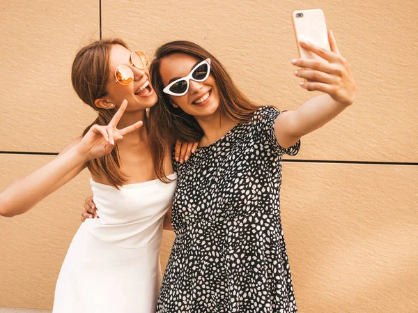 Due Giovani Donne Hipster Sorridenti Abiti Estivi Ragazze Scattare Selfie — Foto Stock