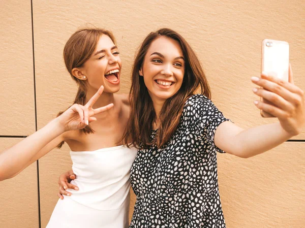 Dos Jóvenes Mujeres Hipster Sonrientes Con Ropa Verano Las Niñas —  Fotos de Stock