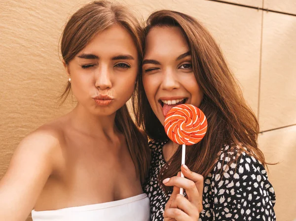 Duas Jovens Mulheres Hipster Sorridentes Roupas Verão Meninas Tirando Fotos — Fotografia de Stock