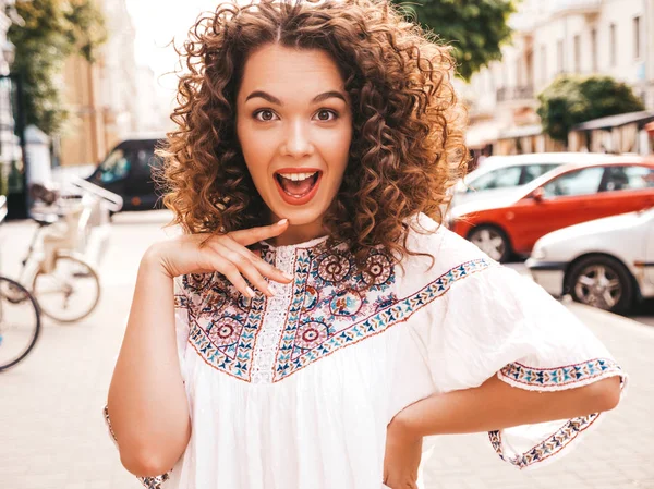 Retrato Modelo Sonriente Hermosa Con Afro Rizos Peinado Vestido Con — Foto de Stock