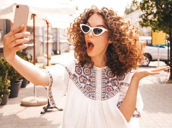 Schöne Lächelnde Modell Mit Afro Locken Frisur Gekleidet Sommer Hipster — Stockfoto