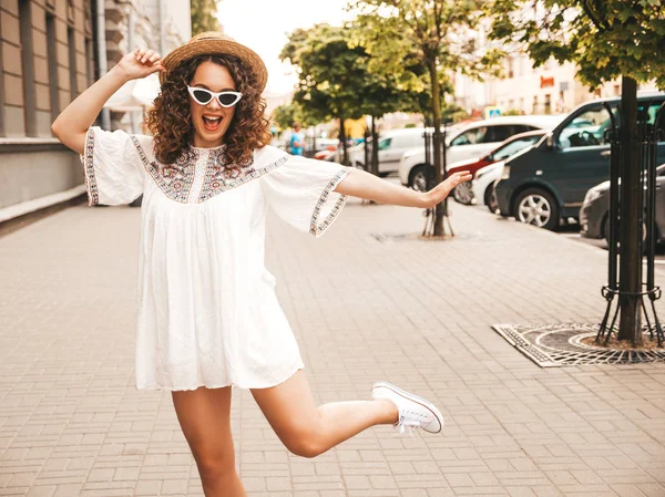 Hermosa Modelo Sonriente Con Afro Rizos Peinado Vestido Verano Hipster — Foto de Stock