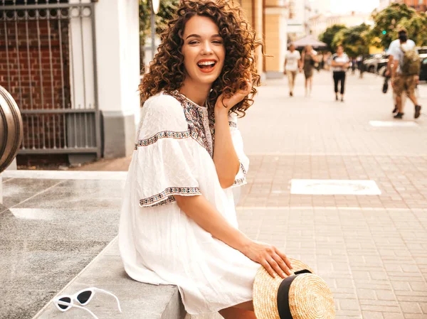 Vacker Leende Modell Med Afro Lockar Frisyr Klädd Sommar Hipster — Stockfoto