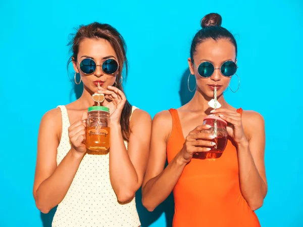 Duas Belas Mulheres Hipster Sorridentes Sexy Verão Roupas Banho Coloridas — Fotografia de Stock