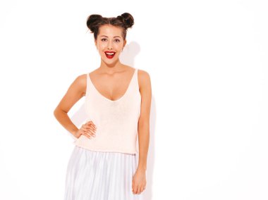 Kameraya bakan genç güzel kadın. Gündelik yazlık kıyafetler gösteren trendy kız. Pozitif kadın yüz duygularını gösterir. Komik model beyaz izole