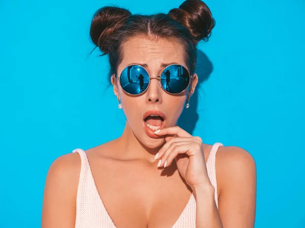 선글라스에 힙스터 여자의 클로즈업 초상화 파란색 트렌디 감정을 보여줍니다 — 스톡 사진