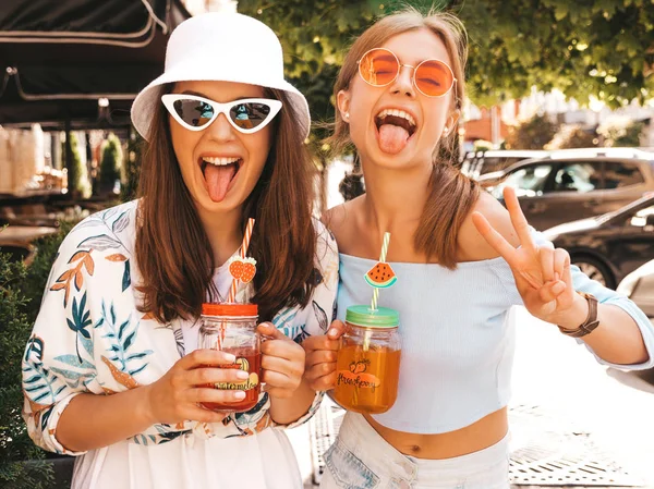 Twee Jonge Mooie Glimlachende Hipster Meisjes Trendy Zomer Kleren Panama — Stockfoto