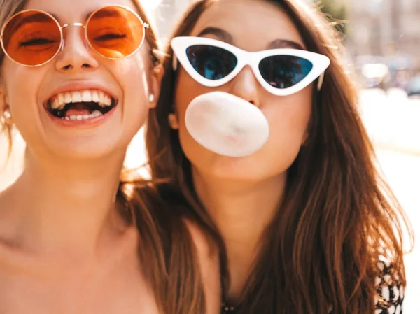 Portret Van Twee Jonge Mooie Glimlachende Hipster Meisjes Trendy Zomer — Stockfoto