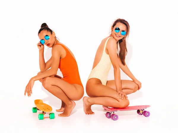 Due Belle Donne Sexy Hipster Sorridenti Costumi Bagno Colorati Estivi — Foto Stock