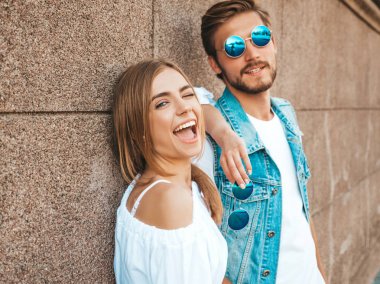 Gülümseyen güzel kız ve yakışıklı erkek arkadaşı. Günlük yazlık elbiseli bir kadın. Kot pantolonlu bir adam. Mutlu mutlu bir aile. Duvarın yanında eğlenen bir kadın.