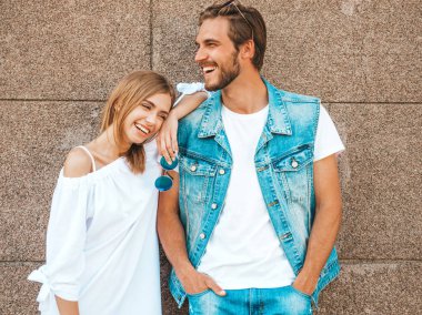 Gülümseyen güzel kız ve yakışıklı erkek arkadaşı. Günlük yazlık elbiseli bir kadın. Kot pantolonlu bir adam. Mutlu mutlu bir aile. Duvarın yanında eğlenen bir kadın.